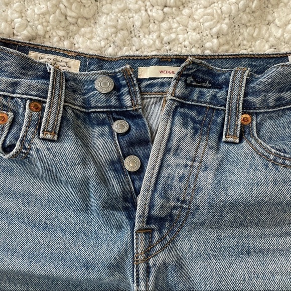 Levi’s Wedgie Cut Off Light Wash Jean Shorts 24 - Picture 5 of 7